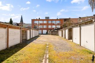 Appartementsgebouw met 5 appartementen en 24 garages te Lier. <br /><br />Algemeen:<br />- Gebouw met 5 ruime appartementen <br />- Top ligging nabij het centrum van Lier <br />- Elk appartement telt 3 slaapkamers en is ca. 116 m² groot<br />- 24 garages <br />- Momenteel zijn 4 van de 5 appartementen verhuurd<br />- EPC labels appartementen: 1 app. B, 3 app. C en 1 app. D<br />- Geen renovatieverplichting<br /><br />Het gebouw betreft 1 gelijkvloers appartement, 2 appartementen op de eerste en 2 op de tweede verdieping. <br />Op het gelijkvloers is een doorrit naar de achterliggende garages.<br /><br />Alle attesten etc per appartement zijn te bekomen op aanvraag.<br /><br />Stedenbouwkundige info in aanvraag.