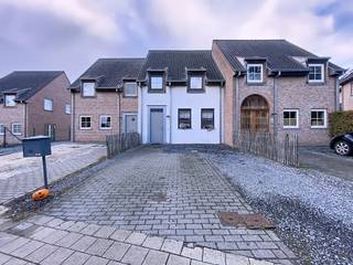 LIGGING:Graag presenteren wij deze woning met 3 slaapkamers in het hartje van Lotenhulle. Hier kan je genieten van rustig wonen. Toch ben je overal dichtbij dankzij de vlotte verbindingen die Aalter te bieden heeft.INDELINGGELIJKVLOERS: inkomhal met gastentoilet, leefruimte, keuken (oven, dampkap, kookplaat en koelkast), berging met aansluiting voor wasmachine en vaatwas.EERSTE VERDIEPING: bovenhal, 3 ruime slaapkamers, badkamer (douche, bad, dubbele wastafel), zolder.EXTRA INFO:De verwarming is voorzien op basis van gas. Geniet hier van leuke buitenmomenten in de voorziene tuin. Verder is er ook de mogelijkheid om 2 wagens te plaatsen voor de deur.Woning is beschikbaar vanaf 16-01-2026.BEZOEKAANVRAAG:Interesse om deze woning te bezoeken? Neem dan zeker contact met ons op via MijnHuurprofiel. Tot binnenkort?