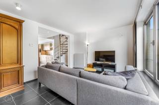 Op een strategische ligging in het centrum van Heverlee bevindt zich dit moderne duplexappartement (bouwjaar 2010), afgewerkt met oog voor comfort en functionaliteit. Het appartement strekt zich uit over de tweede en derde verdieping en verwelkomt u via een inkomhal met gastentoilet. De volledig ingerichte leefkeuken sluit naadloos aan op de lichtrijke, zonnige leefruimte, ideaal om te ontspannen of gasten te ontvangen. Op de bovenverdieping vindt u twee ruime slaapkamers en een verzorgde badkamer, uitgerust met ligbad, douche, wastafel, handdoekdroger en toilet. Daarnaast beschikt het appartement over een praktische technische ruimte/wasplaats en een ruime zolder van 10m<sup>2</sup> die extra opslagmogelijkheden biedt. Dankzij de doordachte indeling en kwalitatieve afwerking geniet u hier van een aangename woonervaring met veel licht en ruimte. De ligging vormt een absolute troef, met vlotte verbindingen naar de E40 en E314 en een uitstekende bereikbaarheid met het openbaar vervoer, evenals ruime parkeergelegenheid in de omgeving. Het appartement is momenteel verhuurd aan €963,91 per maand, wat het ook bijzonder interessant maakt als investering. Interesse? Contacteer ons via info@homies.be of 016 22 82 22 voor meer informatie of een bezoek ter plaats.