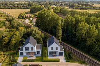 In het begeerde Merelbeke-Melle presenteren wij met trots twee uitzonderlijke bouwgronden, ideaal voor het realiseren van een exclusieve...