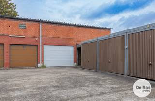 AALST - In het centrum bevindt zich deze splinternieuwe tandartspraktijk van 145 m², goed bereikbaar via auto of openbaar vervoer. <br />Het station situeert zich op 10 min wandelafstand. <br /><br />Deze praktijk is volledig ingericht en dus startensklaar. Met drie moderne behandelstoelen, alle bijhorende toestellen en klein materiaal biedt het alles om onmiddellijk op te starten. <br />De praktijk beschikt over een ruime wachtruimte met toilet voor patiënten, een professionele balie, een afzonderlijk toilet voor personeel, een kleedruimte en een volledig uitgeruste keuken. <br />Elk kabinet beschikt bovendien over een eigen betaalterminal. Achteraan zijn twee private parkeerplaatsen voorzien voor het personeel, wat deze instapklare praktijk tot een bijzonder aantrekkelijke en complete werkplek maakt.<br /><br />Benieuwd naar deze commerciële toplocatie? Contacteer 053/606560