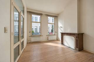 Ligging
Deze ruime gezinswoning is gelegen in de Ketsstraat 35 in Borgerhout, een rustige woonstraat binnen de levendige stadsomgeving.
biedt de woning, dankzij de ruime stadstuin en het groene uitzicht vanop het dakterras, een aangename combinatie van stedelijk wonen en buitenruimte.
Indeling
Deze ruime en veelzijdige gezinswoning beschikt over maar liefst vier slaapkamers, twee keukens en twee badkamers .Het pand beschikt over verschillende mogelijkheden: zo kan het geheel als één ruime gezinswoning worden gebruikt, maar kan het pand ook in 2 delen afzonderlijk worden benut.
Op het gelijkvloers bevindt zich een aangename leefruimte met aansluitend de rustiek ingerichte, professioneel uitgeruste keuken. Grote raampartijen zorgen hier voor een overvloed aan natuurlijk licht en bieden een aangenaam zicht op de buitenruimte. Vanuit de leefruimtes is er toegang tot de ruime en groene stadstuin.
In totaal beschikt de woning over vier volwaardige slaapkamers en twee badkamers. Op de tweede verdieping bevindt zich een tweede, modern vormgegeven keuken, samen met de overige leef- en slaapruimtes.
De woning wordt verder gekenmerkt door een uitstekende lichtinval, dankzij de combinatie van grote raampartijen en verschillende dakkoepels.
Als extra buitenruimte beschikt de woning ook over een dakterras, vanwaar je uitkijkt over het groene binnengebied van de omliggende wijk. De woning beschikt bovendien over een lift.
Troeven
• 2 volwaardige wooneenheden
• 2 keukens en 2 badkamers
• 4 slaapkamers
• Lift aanwezig
• Gunstig EPC-label B
• Elektische keuring conform
• Groendak, stadstuin en dakterras
• 312m2 bewoonbaar