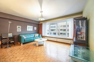 <span>Ruim en licht appartement met terras in hartje Borgerhout<br /><br /></span>Dit appartement is gelegen aan de Turnhoutsebaan 65 in Borgerhout, op wandelafstand van winkels, scholen en openbaar vervoer. De centrale ligging combineert stedelijk gemak met een rustige woonomgeving, ideaal voor wie alles dichtbij wil hebben zonder in te leveren op comfort.<br /><br />Bij binnenkomst op het tweede verdiep leidt de hal naar een ruime, lichtrijke woonkamer met grote ramen die zorgen voor een warme en uitnodigende sfeer. De aansluitende keuken biedt praktische ruimte en een extra berging met aansluiting voor was- en droogmachine. In de hal bevindt zich bovendien een handige berging die dienst kan doen als vestiairekast. Het appartement beschikt over twee comfortabele slaapkamers aan de linkerkant, een aparte toilet en een badkamer met douchebad. Vanuit een van de slaapkamers is er toegang tot een charmant terras op het noordoosten. Een privatieve kelder biedt extra opbergruimte en draagt bij aan het praktisch gebruiksgemak.<br />De EPC-score van het appartement bedraagt 264 kWh/m²·jaar (C), en er is geen renovatieverplichting van toepassing.<br /><br />Troeven:<br />Ruime, lichte woonkamer met grote ramen<br />Twee comfortabele slaapkamers en badkamer met douchebad<br />Praktische bergingen en privatieve kelder<br />Noordoostelijk terras voor ontspanning buiten<br />Centrale ligging nabij winkels, scholen en openbaar vervoer<br />EPC C – 264 kWh/m²·jaar, geen renovatieplicht