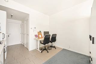 Quares - TREVI Groep presenteert :<br />Op zoek naar een slimme investering of een eigen stek in Antwerpen? Deze lichtrijke studio van 33 m² in de Ellermanstraat, op de 9de verdieping, combineert comfort met een topligging. De ruimte is praktisch ingedeeld met een open leef- en slaapgedeelte, bemeubeld met kast, bureau, tweepersoonsbed en gordijnen. De keuken is voorzien van voldoende kastruimte, ingewerkte oven, lavabo, dampkap, en kookvuur. Dankzij de onderhoudsvriendelijke tegelvloer en de aparte berging voor wasmachine en droogkast geniet je van extra gemak. Het terras en het open uitzicht zorgen voor een ruim en rustig gevoel.<br /><br />De studio is momenteel nog verhuurd tot en met augustus en is meteen instapklaar of perfect voor verhuur.<br /><br />Gelegen op wandelafstand van Park Spoor Noord, scholen, winkels en horeca, met tram, bus en belangrijke invalswegen vlakbij, geniet je hier van een uitstekende bereikbaarheid én groen in de buurt. Een compacte topper met grote troeven!<br /><br />TROEVEN:<br />-Gunstig EPC (A)<br />-Extra privatieve opbergruimte in de gang<br />-Conforme elektrische keuring<br />-Uitstekende locatie<br />-Lichtrijk<br />-Terras<br />Voor meer info, zie www.quares.be