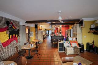 Deze handelsruimte is momenteel ingericht als horeca zaak, de handelszaak zal verkocht worden met de totale inboedel zodat u als horeca...