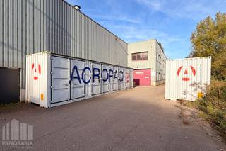 Op een vlot bereikbare locatie in Ternat, op korte afstand van de E40, bevindt zich deze functionele bedrijfsruimte met een totale oppervlakte van +/- 715 m², bestaande uit opslag- en kantoorruimte.<br /><br />De <strong>opslagruimte omvat +/- 348 m²</strong> en beschikt over een vrije hoogte van 3,20 m. De ruimte is toegankelijk via 2 sectionale poorten van (3,00 m x 3,00 m) en 1 sectionaalpoort van (4,50 m B x 3,00 m H).<br /><br />Op de verdieping bevindt zich nog een <strong>mezzanine van +/- 217 m²</strong>, bereikbaar via een trap, aangevuld met <strong>+/- 150 m² kantoorruimte</strong>.<br />Hierdoor biedt het pand een praktische combinatie van opslag, logistiek en kantoorfuncties.<br /><br />Rondom het gebouw zijn verharde stroken aanwezig waar privatieve parkeergelegenheid beschikbaar is.<br /><br />Dankzij de <strong>ligging nabij de E40</strong> geniet het pand van een <strong>uiterst goede verbinding richting Brussel, Gent en Aalst</strong>.<br /><strong>Onmiddellijk beschikbaar.</strong><br /><br />Aarzel niet en contacteer <strong>PANORAMA B2B</strong> voor bijkomende inlichtingen, plannen of een vrijblijvend plaatsbezoek <strong>0477 07 30 30</strong>.