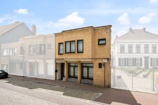 TE KOOP IN ZELE!<br /><br />Ruime woning met 3 slaapkamers, veranda en grote tuin op toplocatie in Zele.<br /><br />Op een absolute toplocatie, pal in het centrum van Zele en op wandelafstand van de Markt, bevindt zich deze ruime en verzorgde gezinswoning met tal van troeven.<br /><br />De woning beschikt over een lichtrijke leefruimte, een praktische keuken en maar liefst 3 volwaardige slaapkamers. Extra comfort wordt geboden door de twee badkamers: één op het gelijkvloers en een tweede ensuite badkamer, rechtstreeks aansluitend op één van de slaapkamers op de eerste verdieping.<br /><br />Achteraan geniet je van een aangename veranda die uitkijkt op de ruime tuin, ideaal om in alle rust te ontspannen. Bovendien bevindt zich achteraan een ruime stockage-/werkplaats, perfect voor hobbyisten, zelfstandigen of wie extra bergruimte wenst.<br /><br />Dankzij het EPC-label D geldt er geen renovatieverplichting, waardoor je zonder zorgen aan de slag kan in deze woning.<br /><br />De centrale ligging zorgt ervoor dat winkels, scholen, horeca en openbaar vervoer zich allemaal op wandelafstand bevinden.<br /><br />Troeven:<br /><br />- Topligging in het centrum van Zele<br />- 3 volwaardige slaapkamers<br />- 2 badkamers<br />- Veranda met zicht op de tuin<br />- Ruime tuin<br />- Stockage/werkplaats achteraan<br />- EPC-label D (geen renovatieverplichting)<br /><br />Interesse in een bezoek? Contacteer Ilhan via 04 89 27 20 72 of mail naar ilhan@cornelis-goeman.be.