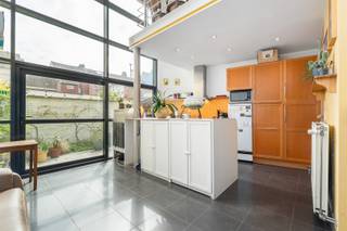 <p><span>Ontdek deze statige burgerwoning in de charmante Papegaaistraat gelegen vlakbij de Coupure. Door de centrale ligging biedt deze woning vlotte bereikbaarheid met de tram naar het station Gent-Sint-Pieters, de rust van het water aan de Coupure én het bruisende stadsleven. Deze woning met bouwjaar 1931 heeft een bewoonbare oppervlakte van maar liefst 174m², verspreidt over drie verdiepingen. Op de gelijkvloerse verdieping bevindt zich de karaktervolle woon- en eetkamer. Bij de renovatie in 1999 werd een achterbouw geplaatst met uitgestrekte raampartijen, wat zorgt voor een prachtige natuurlijke lichtinval. Via de keuken kan u naar de gezellige buitenruimte van 20m². De keuken is basis uitgerust en beschikt over een vaatwas, elektrische kookplaat, oven en dubbele gootsteen. Boven de keuken bevindt zich een vide ruimte, ideaal als bureau of hobbykamer. Op de gelijkvloerse verdieping is nog een aparte ruimte voor de wasmachine, een gastentoilet en doorgang naar de kelder. </span></p><p><span>Op de eerste verdieping zijn de eerste 2 slaapkamers en een badkamer voorzien van een ligbad, wastafel en toilet. De tweede verdieping heeft dezelfde onderverdeling maar is er een stockage ruimte voorzien in plaats van de badkamer. </span></p><p><span>Door de vele isolatie-aanpassingen beschikt de woning over een laag C-label (210 kWh/m² jaar). De originele vloeren, hoge plafonds en houten binnendeuren zorgen voor een zeker karakter in identiteit. Mits enkele renovaties kan u van dit pand uw eigen paleis creëren.</span></p><p><span> </span></p><p><span>Benieuwd naar een kijkje binnenin? Bekijk de virtuele toer op onze eigen website en neem contact op via 09/225.00.78 voor één van onze bezoekdagen. </span></p><p><span>De voornoemde prijs betreft een instelprijs.</span></p><p><span> </span></p><p><span>Renovatieplicht: nee </span></p><p><span> </span></p><p><span> </span></p>