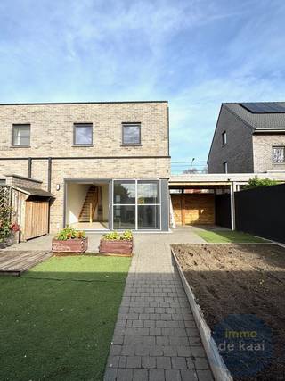Gelegen net over de grens van Nieuwpoort - Oostduinkerke.Recente woning met tuin en de mogelijkheid voor het huren van een achterliggende...
