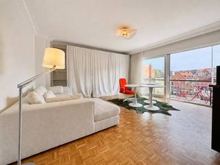 Dit aangename appartement geniet van een uitstekende centrale ligging, op wandelafstand van de Zoutelaan, Dumortierlaan en de Lippenslaan.<br />Het appartement omvat een inkomhal met afzonderlijk toilet, een gezellige leefruimte met open keuken en toegang tot het terras. Verder beschikt het over een slaapkamer met aansluitende douchekamer. Een private kelderberging is inbegrepen<br /><br />Maatregelenregister in aanvraag.<br /><br />Aarzel niet om ons te contacteren voor meer informatie: tel. : 050 62 44 14 of via knokke@immax.be