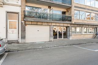 In het centrum van Mechelen bevindt zich deze ruime openlucht staanplaats in residentie Jef Denyn op de gelijkvloerse verdieping. Er is een toegangspoort met afstandsbediening voorzien om deze staanplaats te kunnen betreden. Het parkeergedeelte is net volledig opnieuw aangelegd. Met de afwerking van de Comet site gaan parkeerplaatsen in deze regio nog meer gegeerd worden. Grijp nu uw kans!<br /><br /> Contacteer ons voor meer informatie op 0473/38.29.40.<br /><br />Bijzonderheden:<br />- Centrum Mechelen<br />- Direct beschikbaar<br />- Gerenoveerde parkeersite