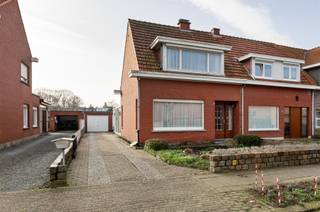 <p><span>Op een gunstige en rustige locatie gelegen, te vernieuwen halfopen bebouwing.</span></p><p><span>We betreden de woning langs de inkomhal, welke ons links toegang geeft tot de ruime en lichtrijke leefruimte (31,50m²) en achteraan tot de eetkamer, welke eveneens bereikbaar is vanuit de leefruimte. Via de eetkamer krijgen we toegang tot de keuken en de badkamer. De keuken beschikt over voldoende werkblad- en kastruimte en is verder uitgerust met een kookvuur (gas), een dampkap, een spoelbak, een oven en een koelkast, evenals de voorziening voor een wasmachine. In de badkamer vinden we een douche, een lavabo en een toilet. </span></p><p><span>De ruime veranda (18,75m²) geeft ons toegang tot het terras. </span></p><p><span>Achteraan vinden we naast een garage (18m²) ook een atelier terug. Door deze laatste af te breken kan men een leuk (stads)tuintje creëren. </span></p><p><span>Op de eerste verdieping vinden we drie (3) slaapkamers, respectievelijk 19m², 12,25m² en 7,60m² groot.</span></p><p><span>De woning beschikt ook over een grote kelder en een zolder (bereikbaar langs een vlisotrap), waardoor zo ook de broodnodige bergruimte aanwezig is.</span></p><p><span>Na een grondige vernieuwing wordt dit gegarandeerd een pareltje van een starterswoning of een geschikte woning voor een jong gezin. De mogelijkheden zijn er in elk geval.</span></p><p><span>Renovatieverplichting is in dezer van toepassing. Zulks houdt in dat de woning binnen de zes (6) jaar naar een label D gebracht dient te worden. Check hiervoor zeker "Mijn VerbouwPremie". </span></p><p><span>Interesse? Wel, ik spreek graag een keer ter plaatse af. Contacteer mij telefonisch, per mail of via WhatsApp en ik boek een afspraak voor U in.</span></p><p><span> </span></p>