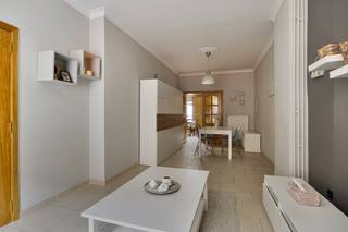 Deze stadswoning is gelegen aan de Leopold II Straat ter hoogte van nr. 106, pal in het centrum van Sint-Truiden.<br /><br />Binnenkomen doe je in de inkomhal met gastentoilet. De woonkamer biedt ruimte voor een gezellige zithoek en eetkamer. In de volgende ruimte bevindt zich de keuken met eetgedeelte. Verder lopen we naar de achterzijde van de woning waar zich een badkamer en een apart toilet bevindt. De charmante stadskoer vormt de perfecte plek voor een ochtendkoffie of aperitief. <br /><br />De inkomhal biedt ook toegang tot een droge kelder, die zorgt voor extra opslagruimte.<br /><br />Op de eerste verdieping bevinden zich twee ruime slaapkamers en een apart toilet. Op de tweede verdieping is de zolder omgevormd naar een derde, zeer grote slaapkamer met voldoende ruimte voor dressing of bureau. <br />Indien gewenst kan er een garage gekocht worden, VP 25.000,00 euro, Tiensesteenweg 40+2 garage nr 20.<br /><br />Interesse in deze instapklare woning op wandelafstand van talloze winkels, restaurants, scholen, ... ? Aarzel niet om contact op te nemen!