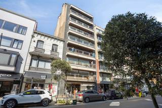 <u><em><strong>Exclusief gerenoveerd appartement op toplocatie, op slechts 150 meter van het strand.</strong></em></u><br /><br />In het bruisende hart van De Panne, midden in de winkelstraat en op amper 150 meter van het strand, bevindt zich dit uitzonderlijk smaakvol gerenoveerde appartement van maar liefst 130 m². Een eigendom waar ruimte, licht en hedendaags wooncomfort naadloos samensmelten.<br /><br />Bij het betreden van het appartement word je verwelkomd in een verzorgde inkomhal met vestiaire en een gastentoilet met wastafel.<br /><br />De royale leefruimte baadt in het natuurlijke licht dankzij de indrukwekkende gevelbreedte van 8,5 meter en sluit harmonieus aan op het zonnige terras. Hier geniet je in alle rust van een open en aangename leefomgeving.<br /><br />De volledig ingerichte keuken combineert functionaliteit met een stijlvolle afwerking en vormt het perfecte verlengde van de leefruimte.<br /><br />Het appartement beschikt over drie volwaardige slaapkamers, elk met een bijzonder ruim gevoel. De master bedroom biedt bovendien een praktische berging, momenteel ingericht als wasruimte met aansluiting voor wasmachine en droogkast. Deze ruimte leent zich uitstekend voor de creatie van een extra douchekamer of ensuite badkamer.<br /><br />Aan de rustige achterzijde van het gebouw bevindt zich een tweede terras, waar je optimaal profiteert van de namiddag- en avondzon.<br /><br />Verder beschikt het appartement over een tweede afzonderlijk toilet met wastafel en een moderne badkamer, uitgerust met een ruime inloopdouche en een stijlvolle lavabo.<br /><br />Een privatieve kelder en een gemeenschappelijke fietsenberging.<br /><br /><strong>Troeven:</strong>
<ul>
	<li>Uitstekend gelegen in het commerciële centrum van De Panne</li>
	<li>Volledig en kwalitatief gerenoveerd</li>
	<li>Drie ruime slaapkamers</li>
	<li>Twee zonnige terrassen</li>
	<li>Mogelijkheid tot het creëren van een tweede douchekamer</li>
	<li>Private kelder en gemeenschappelijke fietsenberging</li>
	<li>Centrale verwarming op aardgas</li>
	<li>Gunstige EPC-label B</li>
</ul>
Een zeldzame opportuniteit voor wie op zoek is naar een ruim, instapklaar appartement met een hoogwaardige afwerking, een uitzonderlijke ligging en alle comfort binnen handbereik. Ideaal als vaste woonst, luxueus tweede verblijf of waardevaste investering aan zee.
