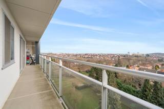 <p>Te koop: verzorgd appartement in Leuven, nabij openbaar vervoer.<br />Dit gesloten appartement uit 1973 biedt een comfortabele woonomgeving met veel lichtinval en een ruim privé terras waar u heerlijk kunt ontspannen. De ligging in de Leeuwerikenstraat combineert rust met een vlotte bereikbaarheid. Bovendien is er de mogelijkheid tot aankoop van een garagebox, wat het geheel extra praktisch maakt.</p>

<p> </p>

<p>Belangrijkste ruimtes:<br />• Lichte woonkamer met grote ramen en toegang tot het terras<br />• Functionele keuken met voldoende opbergmogelijkheden<br />• Twee slaapkamers met aangename lichtinval<br />• Badkamer met ligbad en wastafel<br />• Berging voor extra opslagruimte<br />• Ruim privé terras, ideaal voor buitenmaaltijden of ontspanning</p>

<p> </p>

<p>Troeven:<br />• Ruim privé terras<br />• Mogelijkheid tot aankoop garagebox<br />• Veel lichtinval</p>

<p> </p>

<p>Neem vandaag nog contact op met uw ERA-makelaar voor een bezoek.<br />JOUW DROOMAPPARTEMENT. ZO GEVONDEN!</p>