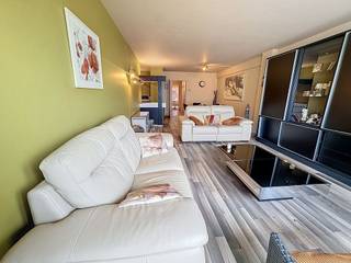 Op een schitterende ligging aan de Zeedijk van Middelkerke bevindt zich dit aangename en ruime 2-slaapkamerappartement op de vierde verdieping van Residentie Director. De residentie onderging recent een grondige vernieuwing van zowel de voor- als achtergevel, inclusief de terrassen, wat zorgt voor een frisse en verzorgde uitstraling.<br /><br />Bij het betreden van het appartement wordt u verwelkomd in een ruime inkomhal.<br />Aan de achterzijde bevinden zich twee volwaardige slaapkamers, beide voorzien van praktische ingemaakte kasten en met toegang tot het ruime, zongerichte terras met prachtig open zicht op de polders. <br />Verder beschikt het appartement over een vernieuwde badkamer met douche en extra ingemaakte kasten, evenals een afzonderlijk toilet.<br />De ruime en lichtrijke leefruimte vormt het hart van het appartement en sluit naadloos aan op de open keuken. Vanuit de woonkamer heeft u rechtstreeks toegang tot het terras aan de voorzijde, waar u wordt getrakteerd op een adembenemend frontaal zicht op zee. <br /><br />Een ideale uitvalsbasis aan zee, zowel voor eigen gebruik als tweede verblijf!<br />Laat u verleiden door dit prachtige uitzicht en ontdek zelf de troeven van dit appartement tijdens een bezoek!