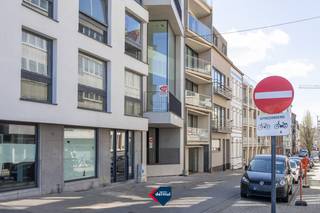 In het bruisende centrum van Oostende stellen we u Residentie Ort voor, een kleinschalig en hoogwaardig nieuwbouwproject waar hedendaagse architectuur en wooncomfort perfect samenkomen. Dankzij de centrale ligging geniet u van alle stadsfaciliteiten op wandelafstand én een aangenaam zijdelings zeezicht. Deze gelijkvloerse studio is ontworpen met oog voor ruimte, licht en functionaliteit. De strakke architecturale lijnen geven het gebouw een tijdloze en elegante uitstraling, passend binnen het stedelijke karakter van Oostende. De studio is uitgerust met een individuele warmtepomp, wat garant staat voor energiezuinig en duurzaam wonen met optimaal comfort. Bovendien beschikt de studio over een kelder en een gemeenschappelijke fietsenberging, een absolute meerwaarde in het stadscentrum. Residentie Ort is de ideale keuze voor wie op zoek is naar een kwalitatieve nieuwbouw aan zee, zowel als vaste woonst, tweede verblijf of investering. Interesse? Contacteer ons graag voor meer informatie of een bezoek.