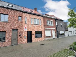 Ligging<br /><br />Deze grotendeels gerenoveerde woning combineert comfortabel wonen met een uitstekende energieprestatie. Dankzij de achteruitweg via de Eendrachtstraat is het perceel ook langs achter bereikbaar. Op de reeds gegoten betonplaat heeft u de mogelijkheid om een garage te bouwen.<br /><br />Bekijk zeker onze vastgoedvideo voor een beter beeld van de woning:<br />https://youtube.com/shorts/3Air0Iy5_X0?feature=share<br /><br />Algemeen<br /><br />De woning werd de voorbije jaren grotendeels gerenoveerd. Energiegerichte investeringen zorgen voor een uitstekend EPC-label A met een energiescore van slechts 83 kWh/m².<br /><br />Indeling<br /><br />Gelijkvloers<br /><br />Via de inkomhal met apart toilet (3,70 m²) bereikt u de ruime leefruimte met open keuken (66 m²). De keuken heeft een eiland, vaatwasser, XL-gasfornuis, oven, microgolfoven, warmhoudlade en koelkast.<br /><br />Eerste verdieping<br /><br />De nachthal geeft toegang tot twee slaapkamers van elk 10,30 m². De badkamer van 6,50 m² is ingericht met een inloopdouche, dubbel lavabomeubel en toilet.<br /><br />Tweede verdieping<br /><br />Op de tweede verdieping bevinden zich nog twee slaapkamers van respectievelijk 9,90 m² en 9,60 m². Hierdoor beschikt de woning in totaal over vier slaapkamers.<br /><br />Tuin<br /><br />De zongerichte tuin van 240 m² biedt volop ruimte om buiten te genieten en beschikt over een terras van 35 m² en een tuinhuis. Via de Eendrachtstraat heeft u een achteruitweg. Een betonplaat voor een mogelijke garage is reeds aanwezig.<br /><br />Troeven<br /><br />* EPC-label A – 83 kWh/m²<br />* Volledig geïsoleerd<br />* Centrale verwarming op aardgas met condensatieketel<br />* 17 zonnepanelen en waterverzachter<br />* Regenwaterput van 20.000 liter<br />* Asbestveilig<br /><br />Heeft u interesse in deze woning? Neem contact op met onze makelaar Frédéric via verkoop@partnersinvastgoed of 057/21.93.36 en plan uw bezoek ter plaatse.<br /><br />Wenst u uw eigen woning te verkopen? Vraag uw gratis schatting aan. Partners in Vastgoed begeleidt u persoonlijk en transparant naar een vlotte verkoop aan de hoogst mogelijke prijs.<br /><br />