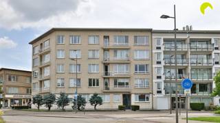 <p><span>Tussen de gegeerde woonwijken Oosterveld en Pulhof, op de grens van Wilrijk en Berchem, vinden we dit gerenoveerd appartement met ruime garagebox in een zeer goed onderhouden gebouw.</span></p><p><span>Winkels, scholen, ziekenhuizen, parken en alle vormen van openbaar vervoer (bus, tram, trein) liggen binnen direct bereik. Tevens zijn er goede verbindingen naar Antwerpen – Brussel via E19 - Ring.</span></p><p><span> </span></p><p><span>Indeling:</span></p><p><span>Met de lift of de trap bereiken we het appartement op de 2de verdieping. Vanuit de centrale inkomhal met ingemaakte kasten hebben we toegang tot alle kamers.</span></p><p><span>Het appartement is in de breedte aan de voorzijde van het gebouw gelegen, wat een zee aan lichtinval garandeert.</span></p><p><span>Via een dubbele deur komen we binnen in de gezellige living op parketvloer. Daarnaast vinden we de ingerichte keuken welke is uitgerust met een combi-oven, koelkast, keramische kookplaat en dampkap.</span></p><p><span>Aansluitend vinden we hier nog een balkon.</span></p><p><span>De badkamer is centraal gelegen en voorzien van een douche, lavabomeubel en aansluiting voor de wasmachine en droogkast. Het toilet is apart.</span></p><p><span>Verder is er nog de ruime slaapkamer op laminaat.</span></p><p><span> </span></p><p><span>In de ondergrondse verdieping van het gebouw vinden we de ruime garage met automatische rolpoort, deze is verplicht bij aan te huren voor €70.</span></p><p><span>Ook een private kelder berging is inbegrepen!</span></p><p><span> </span></p><p><span>Troeven:</span></p><ul><li><span>Gerenoveerd instapklaar appartement</span></li><li><span>Garagebox voor €70</span></li><li><span>Zeer gunstig EPC </span></li></ul><p><span> </span></p><p><span>Nuttige informatie:</span></p><ul><li><span>Beschikbaarheid: onmiddellijk</span></li><li><span>Maandelijkse kosten: €150</span></li><li><span>EPC: 122 kWh/m² jaar - B-label</span></li><li><span>Plaatsbeschrijving: €225 per partij</span></li><li><span>Huurwaarborg: 3 maanden</span></li></ul><p><span> </span></p><p><span>Boek nu zelf ONLINE uw afspraak in. Surf naar het betreffende eigendom op onze website www.habicom.be en klik op de roze knop 'PLAN EEN BEZOEK'. </span></p><p><span>Kies het moment dat u het beste uitkomt, vul de gevraagde contactgegevens in en klik nadien op verzenden om te bevestigen.</span></p><p><span> </span></p><p><span> </span></p><p><span> </span></p>