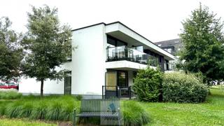 Op zoek naar een modern en energiezuinig appartement met alle hedendaagse comfort? Dan is dit prachtige gelijkvloerse appartement in residentie Park View zeker een bezoek waard.<br /><br />Het appartement verwelkomt u via een ruime inkomhal en biedt een lichtrijke leefruimte met grote raampartijen en een open, volledig ingerichte keuken. Aansluitend bevindt zich een praktische en ruime berging.<br /><br />Verder beschikt het appartement over twee volwaardige slaapkamers, een stijlvolle badkamer met inloopdouche en een apart gastentoilet.<br /><br />Via de leefruimte bereikt u het aangename terras met privatief groenperk waar u in alle rust kunt genieten.<br /><br />Extra troeven zijn de<strong> privatieve kelderberging</strong> én een <strong>privatieve garage </strong>die inbegrepen is in de huurprijs.<br /><br /><u>Uitstekende ligging</u><br />Residentie Park View is rustig gelegen aan de Ommegangstraat in Deinze, op wandel- en fietsafstand van het stadscentrum. Winkels, supermarkten, scholen, horeca en openbaar vervoer bevinden zich in de onmiddellijke omgeving. Ook het station van Deinze en de belangrijkste invalswegen zijn vlot bereikbaar, waardoor dit appartement een ideale uitvalsbasis vormt.<br /><br />Huurprijs te vermeerderen met 100 EUR gemeenschappelijke kosten per maand.<br /><br />Beschikbaar vanaf 01/10/2026.<br /><br /><em>Een aantal foto's werd via AI geoptimaliseerd.</em><br /><br /><u><strong>Bezoeken?</strong></u><br />U kunt dit eenvoudig zelf inplannen via de afsprakenlink op onze website voor het bezoekmoment van maandag 13 juli.