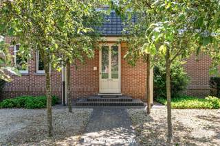 Elegante herenwoning met 4 slaapkamers, ruime zolder en zonnige tuin gunstig gelegen nabij het landelijke dorpscentrum van Koningshooikt.Welkom in...