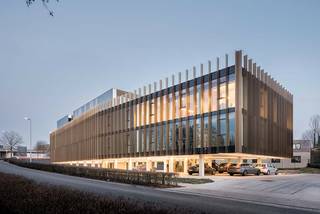 Kortrijk. Pottelberg. Kantorencomplex voor starters of tijdelijke verhuis. Dit kantoor wordt aangeboden met extra diensten en is uiterst professioneel voor uw klanten en personeel.<br />
<br />
Aangeboden Diensten : huurprijs van het kantoor per maand met exclusief 21%- Kantoormeubilair-IP telefoontoestel-nutsvoorzieningen-telefoonabonnement ( Kortrijk 056) brandverzekering-syndicus-onderhoud kantoren...<br />
Onroerende voorheffing inbegrepen. RECEPTIE en ONTVANGST zoals een Volwaardig Kantoor.<br />
<br />
Extra Mogelijkheden : kleine of grote vergaderzaal-administratie-keuken en dranken, Bar- gebruik andere locaties...<br />
Informeer eveneens voor grotere ruimtes tot 4-30 personen.<br />
<br />
Bel ons vrijblijvend op voor een bezoek en info. Wij begeleiden u graag met de glimlach op zoek naar uw droomwoning &amp; commercieel pand.<br />
En garanderen met veel plezier een "klare kijk" op (h)eerlijk vastgoed. T. 051/ 62 40 40