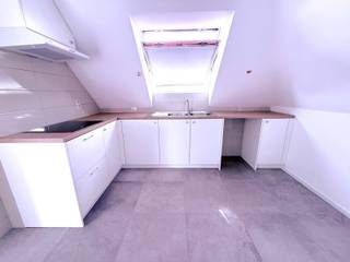 <p>Dakappartement met 2 slaapkamers in O.L.V. Olen.</p>
<p>Dit aangename dakappartement is gelegen in O.L.V. Olen en beschikt over een praktische en comfortabele indeling. Bij het binnenkomen betreedt u de inkomhal, die voorzien is van een gastentoilet en een handige bergruimte met aansluitingen voor wasmachine en droogkast. De ruime woonkamer met eethoek sluit aan op de vernieuwde, volledig ingerichte keuken en geniet dankzij het schuifraam van een aangename verbinding met het terras.</p>
<p>Via de nachthal bereikt u de twee slaapkamers en de vernieuwde badkamer. Deze is uitgerust met een ligbad, aparte douche, badkamermeubel en toilet. Het terras, dat rechtstreeks toegankelijk is vanuit de woonkamer, vormt een aangename extra troef van dit verzorgde appartement.<br /><br />Extra info: geen verdere gemeenschappelijke kosten I EPC 196 kWh/ (m² jaar) label B I watertoets: P-score: D I G-score: A.</p>
<div>
<div></div>
</div>