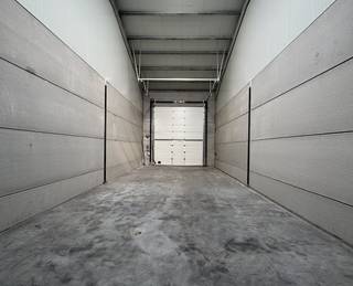 90 m² warehouse for rent in Middelkerke, located on the Oostendelaan. Activity:SME zone for local traders - ideal for storage and...