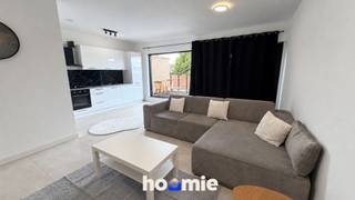 **Lichtrijk nieuwbouwappartement met ruim terras en ondergrondse parking**<br /><br />**Vraagprijs: €219.000 inclusief 21% btw**<br />Geen bijkomende verkooprechten van 2% of 12% verschuldigd.*<br /><br />Centraal wonen en toch genieten van rust en privacy? Hier krijg je het beste van beide werelden ✨<br /><br />Dit moderne appartement bevindt zich in een kleinschalig gebouw met slechts acht appartementen. Doordat er maar twee appartementen per verdieping zijn, geniet je hier van extra rust en privacy.<br /><br />Binnen word je verwelkomd in een aangename, lichtrijke leefruimte met open keuken. Verder beschikt het appartement over één slaapkamer, een badkamer, een apart toilet en een praktische berging.<br /><br />Een grote troef is het ruime terras van maar liefst 15 m² aan de achterzijde van het gebouw. Hier zit je rustig en weg van de drukte, ondanks de bijzonder centrale ligging.<br /><br />Ook technisch is het appartement voorzien van hedendaags wooncomfort, met een verwarmingsinstallatie van Vaillant, een ventilatiesysteem D en zonnepanelen. Het EPC is momenteel in opmaak.<br /><br />**Alles op wandelafstand**<br /><br />Het appartement bevindt zich midden in het commerciële centrum van Maasmechelen. Winkels, supermarkten, horeca, openbaar vervoer en andere dagelijkse voorzieningen liggen werkelijk allemaal op wandelafstand.<br /><br />Ook praktisch zit het helemaal goed: een ondergrondse parkeerplaats en een privatieve kelderberging zijn inbegrepen in de verkoopprijs.<br /><br />**Zelf bewonen of investeren?**<br /><br />Het appartement is momenteel verhuurd en vormt daardoor een interessante opportuniteit voor investeerders die meteen willen starten met een lopende huuropbrengst.<br /><br />Wil je het appartement liever zelf bewonen? We informeren je graag transparant over het lopende huurcontract en de opzegmogelijkheden. <br /><br />Zo is dit appartement zowel interessant als eigen woonst als voor wie op zoek is naar een slimme vastgoedinvestering op een centrale locatie.<br /><br />**Extra interessant aan deze verkoopprijs**<br /><br />De vraagprijs van €219.000 is reeds inclusief 21% btw. Er komen dus geen bijkomende verkooprechten van 2% of 12% bovenop.<br /><br />Ter vergelijking komt deze totale prijs ongeveer overeen met:<br /><br />* een klassiek geadverteerd pand van €214.706 bij 2% verkooprechten;<br />* een klassiek geadverteerd pand van €195.536 bij 12% verkooprechten.<br /><br />**Troeven op een rijtje 👇**<br /><br />✔ Kleinschalig gebouw met slechts 8 appartementen<br />✔ Slechts 2 appartementen per verdieping<br />✔ Veel rust en privacy<br />✔ Lichtrijke leefruimte met open keuken<br />✔ 1 slaapkamer<br />✔ Badkamer en apart toilet<br />✔ Praktische berging in het appartement<br />✔ Ruim terras van 15 m² aan de achterzijde<br />✔ Verwarmingsinstallatie van Vaillant<br />✔ Ventilatiesysteem D<br />✔ Zonnepanelen<br />✔ Lift aanwezig<br />✔ Ondergrondse parkeerplaats inbegrepen<br />✔ Privatieve kelderberging inbegrepen<br />✔ Centrale ligging in het commerciële centrum van Maasmechelen<br />✔ Alle dagelijkse voorzieningen op wandelafstand<br />✔ Momenteel verhuurd: onmiddellijke huuropbrengst<br />✔ Informatie over het huurcontract en de opzegmogelijkheden beschikbaar<br />✔ Interessant als eigen woonst én als investering<br />✔ EPC in opmaak<br />✔ €219.000 inclusief 21% btw<br /><br />Interesse? Neem gerust contact op voor meer informatie over het appartement, de huidige verhuursituatie of een bezoek ter plaatse.<br /><br />* Exclusief overige notaris-, akte- en eventuele kredietkosten.
