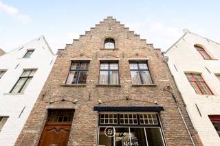 Handelshuis, gesitueerd op de Korte Vuldersstraat, centraal en rustig gelegen in de binnenstad van Brugge, onder de Sint-Salvator Kathedraal...