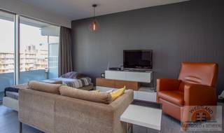 Dans la résidence soignée Residentie Mosselbank, nous vous proposons ce studio spacieux et récemment rénové, idéalement situé dans un emplacement privilégié à la mer.<br />La résidence a récemment bénéficié d’une rénovation complète de la façade, offrant non seulement une allure moderne et rafraîchie, mais également une meilleure durabilité et une valorisation à long terme.<br />Le studio lui-même a également été rénové récemment et est prêt à emménager. Grâce à son agencement intelligent, vous profitez d’un agréable espace de vie lumineux, d’une cuisine pratique et d’une salle de bains soignée. L’espace ouvert permet d’aménager confortablement un coin salon ainsi qu’un espace nuit.<br />Atouts :<br />- Spacieux séjour lumineux<br />- Intérieur récemment rénové<br />- Façade de l’immeuble entièrement rénovée<br />- Idéal comme résidence secondaire<br />- Situé à distance de marche de la mer, des commerces et des restaurants<br />Vous êtes à la recherche d’un pied-à-terre sans souci à la mer ?<br />Ce studio combine confort, situation et esthétique dans un ensemble particulièrement attrayant.<br />Intéressé(e) ? Contactez-nous pour plus d’informations ou pour organiser une visite.