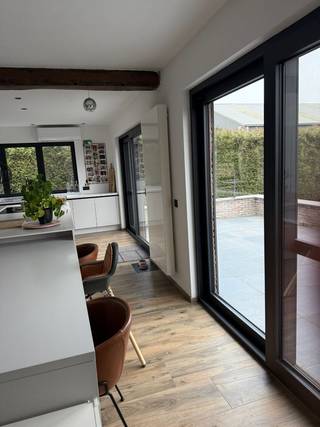 Woning met loods/werkplaats op KMO-zone — Tongeren<br /><br />Unieke opportuniteit voor wie wonen en werken wil combineren. Deze eigendom, gelegen in een KMO-zone te Tongeren, bestaat uit een woning met ruime loods/werkplaats en biedt tal van mogelijkheden voor zelfstandige activiteiten of stockage.<br /><br />De woning (bouwjaar 1985) werd gedeeltelijk gerenoveerd in 2023 (badkamer, keuken en living) en omvat een inkomhal, lichtrijke leefruimte, ingerichte keuken, drie slaapkamers, dressing, badkamer en apart toilet. De zolder biedt nog uitbreidingsmogelijkheden en de woning is volledig onderkelderd.<br /><br />Achteraan bevindt zich een loods/werkplaats van ca. 12 m x 25 m (± 300 m²). Het geheel ligt op een perceel van 20 are met een zuidgerichte tuin en ruime parkeermogelijkheden.<br /><br />Belangrijkste kenmerken:<br /><br />3 slaapkamers<br /><br />Dressing<br /><br />Badkamer en apart toilet<br /><br />Volledig onderkelderd<br /><br />Zolder met afwerkingsmogelijkheden<br /><br />Loods/werkplaats ± 300 m²<br /><br />Zuidgerichte tuin<br /><br />Ruime parkeergelegenheid<br /><br />Technische info:<br /><br />Bouwjaar: 1985<br /><br />Renovaties: 2023 (badkamer, keuken, living)<br /><br />EPC-label: D<br /><br />Verwarming: mazout<br /><br />Zonnepanelen: ± 3500 W<br /><br />Perceeloppervlakte: 20 are<br /><br />Ligging: KMO-zone<br /><br />Interesse? Neem contact op voor meer informatie of een bezoek ter plaatse.