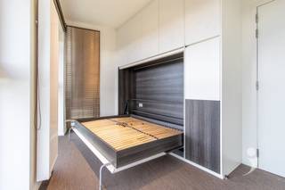 <p><span> </span></p><p><span>Moderne kamer gelegen in studentenresidentie Woods, vlakbij het Belle-Vue park. </span></p><p><span>De residentie is gelegen op een boogscheut van het centrum van Leuven, op wandelafstand van het station en nabij verschillende campussen.</span></p><p><span> </span></p><p><span>De kamer is voorzien van een uitklapbaar tweepersoonsbed (140cm x 200cm - matras niet incl.), ingebouwde kleerkasten, waardoor er meer dan voldoende opbergruimte is. De kamer heeft ook een ingebouwde bureau met  boekenplank en persoonlijke frigo met vriesvak. Verder beschikt de kamer over een persoonlijke badkamer met douche, lavabo en toilet.</span></p><p><span>De fietsenstalling is bereikbaar met de lift of via de trappenhal.</span></p><p><span> </span></p><p><span>Per verdieping zijn er twee keukens, die gedeeld worden met maximaal 10 personen. De keukens zijn voorzien van een oven, microgolf, vitro-keramische kookplaat, eettafel, wastafels en een persoonlijke opbergkast die op slot kan. Elke keuken heeft ook zijn eigen terras.</span></p><p><span> </span></p><p><span>Er is ook een gemeenschappelijke ontspanningsruimte met televisie, zetels, tafels en een kickertafel. Verder is er ondergronds nog een afsluitbare fietsenstalling, afvallokaal en een wasplaats met wasmachine en droogkast. </span></p><p><span> </span></p><p><span>*De Foto's in de advertentie zijn van een gelijkaardige studentenkamer.</span></p><p><span> </span></p><p><span>Interesse? Contacteer ons </span><span>via </span><span><span>student@immolivit.be</span></span><span> </span></p><p><span> </span></p>