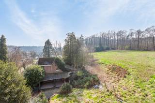 Deze volledig te renoveren / nieuw te bouwen woning bevindt zich op de rand van Kessel-Lo en Holsbeek en ligt op een prachtig perceel van 96a 60are. <br /><br />Als belangrijkste troef heeft deze woning dat er een vergunning werd verkregen voor een unieke nieuwsbouwwoning met 4 slaapkamers, 2 badkamers, prachtige leefruimte... en +/- 280m² bewoonbare oppervlakte. <br />Deze vergunning en renders kan bezorgd worden ter inzicht. <br /><br />De woning bestaat op de gelijkvloers uit een inkomhal, leefruimte en keuken. Op de 1ste verdieping vinden we nog 2 slaapkamers.<br />Verder is er nog een losstaande garage en verschillende paarden stallen.<br /><br />Het pand ligt verscholen op een heuvel, aan de rand van een uitgestrekt bos en is tevens gelegen op een steenworp van de snelweg en Leuven centrum.<br /><br />Bij interesse of vragen kan u ons steeds bereiken.