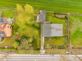 Gebouwd in 1965 en gelegen op een prachtig perceel van 748 m², combineert deze woning charme met een ruimtelijk gevoel. Met een bewoonbare oppervlakte van 215 m² en vier volwaardige slaapkamers is er voldoende plaats voor het hele gezin, met voor ieder een eigen plekje.<br /><br />Op het gelijkvloers komt u binnen via de inkomhal, die leidt naar de ruime en lichtrijke leefruimte. Aansluitend bevindt zich de keuken, samen met een praktische berging en een extra douchekamer/wasruimte.<br />De eerste verdieping omvat vier slaapkamers en een badkamer. De master bedroom beschikt bovendien over een aangrenzende zolderkamer, ideaal als dressing of om in te richten als en-suite badkamer.<br />Daarnaast is er een garage aanwezig, wat extra bergruimte en parkeermogelijkheden biedt.<br /><br />De royale tuin, georiënteerd naar het noordoosten, vormt een absolute troef. U geniet er van de ochtendzon en er is volop ruimte voor ontspanning, spelende kinderen of tuinliefhebbers.<br /><br />Buitengewone kenmerken:<br />- Karaktervolle woning<br />- Authentieke elementen<br />- Vier slaapkamers<br />- Vrij uitzicht