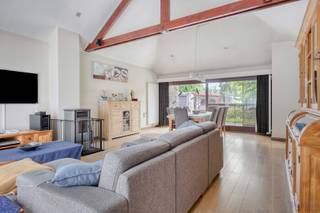<strong>Gelijkvloerse woning met grote tuin te koop in Meerhout</strong><br /><br />Deze instapklare woning geniet van een vlotte en centrale ligging in Meerhout.  Winkels, scholen en dagelijkse voorzieningen bevinden zich op zeer korte afstand. De buurt combineert een aangename woonomgeving met een uitstekende bereikbaarheid naar omliggende gemeenten en de E313. Dankzij de nabijheid van fietspaden en groene omgevingen is dit een ideale locatie voor wie houdt van wandelen en fietsen.<br /><br />We betreden de woning via de ruime inkomhal (6,48m²), waar zich een gastentoilet (1,45m²) en een eerste ruime slaapkamer (15,23m²) bevinden. De lichtrijke woonkamer (44,42m²) vormt het centrale punt van de woning en geniet dankzij de grote raampartijen van veel natuurlijke lichtinval. Het hoge plafond springt meteen in het oog. Daarnaast is deze leefruimte uitgerust met een airco en een pelletkachel, wat bijdraagt aan het wooncomfort. Vanuit de woonkamer zijn alle andere ruimtes van de woning vlot bereikbaar.De badkamer (6,80m²) beschikt over een enkele lavabo, een toilet en een bad. De volledig geïnstalleerde keuken (19m²) is afgewerkt met een stijlvol marmeren werkblad en voorzien van een gasfornuis met vijf kookpitten.<br />Verder telt de woning nog twee zeer ruime slaapkamers (16m² en 23m²). De grootste kamer bestond oorspronkelijk uit twee afzonderlijke slaapkamers, waardoor de mogelijkheid bestaat om opnieuw een scheidingswand te plaatsen en zo een vierde slaapkamer te creëren. Beide kamers hebben nog over een afzonderlijke deur naar de hal.<br />Er is ook een praktische wasruimte (12,03m²) met aansluitingen voor wasmachine en droogkast. Daarnaast is hier ook een ruime inloopdouche voorzien.<br /><br />De woning beschikt over een grote kelder (26m²), ideaal als extra bergruimte. Hier werd recent nog een nieuwe vloer gegoten. Bovendien is onder de volledige woning een kruipkelder aanwezig.<br /><br />Buiten geniet je van een mooi en ruim perceel. Aan de voorzijde zorgt een automatische toegangspoort voor extra privacy waardoor de woning volledig is afgesloten van de straat. Achteraan strekt zich een ruime tuin uit waar je in alle rust van de zon kunt genieten.<br /><br />Parkeren vormt hier geen enkel probleem dankzij de ruime oprit, een garage (25m²) en twee carports. Daarnaast beschikt het perceel nog over een praktisch werkhuis (22m²) en een tuinhuis (19m²), ideaal voor hobbyisten of extra opslagruimte.<br /><br />De woning voorzien van centrale verwarming op aardgas via radiatoren. Overal zijn rolluiken aanwezig en in 2014 werden alle daken vernieuwd. De elektrische installatie is conform het AREI.<br />Daarnaast zijn er 15 zonnepanelen aanwezig met een totaal vermogen van 6.800 Wp. De berekende energiescore bedraagt 362 kWh/(m² jaar), wat resulteert in een EPC-label D.<br /><br />Spreekt deze leuke gezinswoning jullie aan? Contacteer ons via info@bosmanvastgoed.be voor meer info of een bezoek ter plaatse. Wij helpen jullie graag verder!