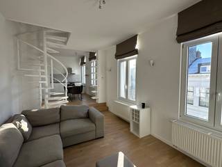 <p>Op zoek naar een eerste stek, of een slimme investering om te verhuren op korte of lange termijn? Schitterend duplexappartement gelegen op de 2de en 3de verdieping van een prachtig hoekgebouw op centrale toplocatie. Op 2 stappen van het bruisende Zuid: letterlijk de Leien over te steken. Klein gebouw met slechts 5 units! Op het gelijkvloers bevindt zich de bekende lunchzaak Nordica31. Lage gemeenschappelijke kosten: geen lift, geen externe syndic, individuele verwarming. Indeling: Zonnige leefruimte met open keuken voorzien van kwaliteitstoestellen, ruime zithoek met hoog plafond. Via de draaitrap bereiken we de volgende verdieping waar we een ruime slaapkamer , opnieuw met uniek hoog plafond en aansluitend een extra ruimte ontdekken: ideaal als bureau, dressing of voor logeerbed. Aparte badkamer met regendouche, wastafel en toilet. Op het dak ontdekken we een zonnig gemeenschappelijk dakterras met uniek panoramisch zicht op de stad. Een private berging bevindt zich eveneens op dit terras. Meteen beschikbaar, enkele meubels kunnen blijven indien gewenst, gunstig EPC, Elektriciteit conform, Asbestveilig.</p>