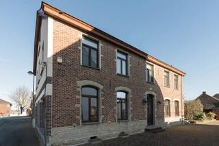 <p>Voor meer informatie of om een bezoek in te plannen, neemt u gerust contact op met Gil via 016 792 900 of via gil.christiaens@homixx.be. Hij helpt u graag verder.<br /><br />Deze prachtige authentieke villa uit 1777 is een zeldzaam stukje erfgoed waar karakter, charme en elegantie elkaar moeiteloos vinden. Een woning met een rijke geschiedenis en een unieke uitstraling, ideaal voor wie op zoek is naar ruimte, authenticiteit en een bijzondere woonbeleving.<br /><br />De villa beschikt over vier ruime slaapkamers, aangevuld met een indrukwekkende polyvalente ruimte op de eerste verdieping. Deze veelzijdige verdieping leent zich perfect als luxueuze master suite, privé-salon, thuiskantoor, atelier of ontspanningsruimte. De aanwezige keuken en badkamer vormen bovendien een uitstekende basis om het geheel naar eigen smaak verder vorm te geven.<br /><br />Ook op vlak van ruimte heeft deze eigendom bijzonder veel te bieden. De royale kelder en de uitgestrekte zolder creëren tal van mogelijkheden voor extra kamers, hobbyruimtes of andere kwalitatieve invullingen.<br /><br />Buiten geniet u van een aangename, private tuin met terras, een heerlijke plek om tot rust te komen en te genieten van het groen rondom u. Achteraan het perceel bevindt zich een bijgebouw met garage, discreet ingeplant en veelzijdig inzetbaar.<br /><br />Deze villa biedt een unieke kans om een uitzonderlijke residentie te creëren waar authentieke charme en hedendaags wooncomfort hand in hand gaan. Een eigendom met ziel, geschiedenis en uitstraling, klaar om een nieuw hoofdstuk te schrijven met haar toekomstige bewoners.</p>