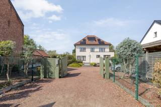 <p>Deze prachtige villa is gelegen aan de Grote Baan in Herdersem, op slechts 4 km van de Grote Markt van Aalst en biedt een perfecte combinatie van klassieke Art Deco-charme en modern comfort. <br /><br />De villa is gelegen op een perceel van bijna 30 are en kijkt uit op de velden.<br /><br />Aan de straatkant is de woning afgesloten met een elektrische poort waardoor privacy gewaarborgd is. Achter deze poort is ruime parkeergelegenheid voor minstens zes auto's en ook een carport.<br /><br />De voorbije jaren werden heel wat renovaties uitgevoerd. Zo werd in 1997 een grondige renovatie doorgevoerd en sedertdien werd ook oa een nieuw dak, zonnepanelen met thuisbatterij, nieuwe gevelbekleding in crepie, airco-inverters, een nieuw terras achteraan én een nieuwe hyper-geïnstalleerde keuken en badkamer geplaatst.<br /><br />Op het gelijkvloers is er een royale inkomhal met gastentoilet, een woonkamer, eetkamer, keuken voorzien van alle snufjes, een wasplaats en een bureau. Door de indeling kan de woning ook gebruikt worden bv als dokterswoning. Achter de woning werden tuin en twee terrassen aangelegd. Ideaal om te genieten van de rust die je hier hebt. Honger? De gemetste pizza-oven komt zeker van pas, maar ook de druivelaar en fruitbomen zijn leuk meegenomen. <br /><br />Er is aan droge kelder waar de verwarmingsinstallatie staat en ook bergplaats en wijnkelder.<br /><br />Op de eerste verdieping treffen we twee grote en twee kleinere slaapkamers, een afzonderlijke<br />dressing en een badkamer voorzien van toilet, douche, wastafel en bad met jacuzzifunctie.<br /><br />Op de tweede verdieping is de 5de slaapkamer te vinden. Een echte balzaal die zeker nog kan opgedeeld worden indien nodig.<br /><br />* Gunstig epc<br />* prachtige ligging en perceel<br />* véél ruimte (binnen én buiten) én parkeergelegenheid<br />* grote renovatiewerken reeds uitgevoerd (dak, crepie, zonnepanelen, keuken,...)<br /> </p>

<p>Met zijn aantrekkelijke ligging en ruime indeling is deze villa een uitgelezen kans voor wie op zoek is naar een sfeervolle woning met volop mogelijkheden. Neem gerust contact met ons op voor meer informatie of om een bezichtiging in te plannen.</p>