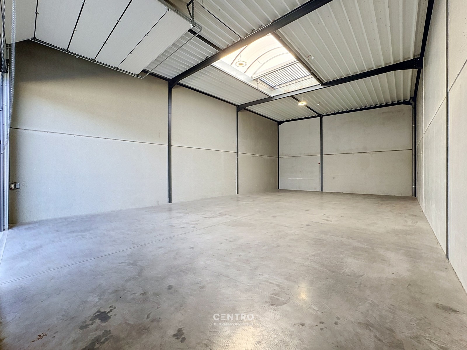 Goed GEISOLEERD MAGAZIJN (180m2) TE HUUR, inclusief private parkeerplaats voor de deur en vrije hoogte 6m op ambachtelijke zone te Ingelmunster. - photo 5