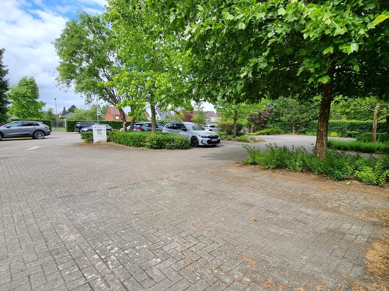 Kantoorgebouw met vergaderzalen en opleidingslokalen, bruto vloeropp 1146m² op een perceel van 44a48ca. - foto 2