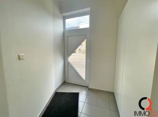 Pas vernieuwd, ruim én licht gelijkvloers appartement met zonneterras én tuin op een zeer centrale ligging gelegen te Lummen.Indeling:+...