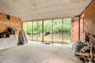 <p><strong>Ruwbouwwoning met kelder op rustige en groene locatie te Essen - Wildert<br /><br /></strong>Bent u op zoek naar een woning die u volledig naar eigen smaak en wensen kan afwerken? Dan biedt deze <strong>ruwbouwwoning</strong> in de <strong>Populierenlaan te Essen</strong> een unieke opportuniteit. Gelegen in een rustige en groene woonomgeving geniet u hier van een aangename combinatie van rust, privacy en een vlotte bereikbaarheid. Winkels, scholen, openbaar vervoer en het centrum van Essen - Wildert bevinden zich op korte afstand, terwijl ook natuur- en wandelgebieden gemakkelijk bereikbaar zijn.<br />De woning werd reeds gedeeltelijk gerealiseerd. Hierdoor krijgt u de mogelijkheid om de verdere afwerking volledig af te stemmen op uw eigen woonwensen en budget.</p>
<p><strong>Gelijkvloerse verdieping <br /></strong>- Inkomhal met ruimte voor vestiaire<br />- Gastentoilet<br />- Ruime en lichtrijke leefruimte<br />- Open keuken met zicht op de tuin<br />- Praktische berging / bijkeuken<br />- Inpandige garage</p>
<p><strong>Verdieping <br /></strong>- <strong>4 slaapkamers<br /></strong>- Extra ruimte voor <strong>dressing/bureau</strong> of mogelijkheid tot <strong>5e slaapkamer</strong><br />- Badkamer met toilet<br />- Groendak aanwezig</p>
<p><strong>Reeds uitgevoerde werken<br /></strong>-<strong> Volledige kelder</strong> onder de woning met 10 jaar garantie<br />- Ruwbouw volledig opgetrokken in snelbouw<br />- Gevelsteen en isolatie reeds geplaatst tot de eerste verdieping<br />- Ventilatiekanalen voorzien voor een <strong>ventilatiesysteem D<br /></strong>- Voorzieningen en bekabeling voor inbouwspots reeds aangebracht in de betonplaat<br />- Grote opening tussen garage en kelder voor het eenvoudig verplaatsen van grotere materialen tijdens de verdere afwerking</p>
<p><strong>Bijzonderheden<br /></strong>Op het perceel bevindt zich momenteel een bijkomend woonhuisje dat tijdens de verdere afwerking van de woning gebruikt kan worden. Na voltooiing van de nieuwbouw dient dit gebouw verwijderd te worden conform de vergunde toestand.</p>
<p><strong>Ligging<br /></strong>De Populierenlaan is gelegen in een rustige en residentiële buurt van Essen, omgeven door groen en natuur. Hier geniet u van een aangename woonomgeving met alle dagelijkse voorzieningen binnen handbereik. Dankzij de vlotte verbindingen naar het centrum van Essen, Kalmthout en Nederland combineert deze locatie rust met een uitstekende bereikbaarheid.</p>
<p><strong>Een unieke kans voor wie op zoek is naar een woning die nog volledig naar eigen smaak kan worden afgewerkt op een rustige en groene locatie in Essen - Wildert. Contacteer ons gerust voor meer informatie of een bezoek ter plaatse.</strong></p>