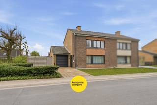 KIJKDAG ZATERDAG 16 MEI (OP AFSPRAAK)<br /><br />Deze verzorgde halfopen woning is gelegen in het rustige en groene Koolkerke, vlakbij de Damse Vaart. De woning bevindt zich op een perceel van 300 m² en biedt een praktische indeling met tal van troeven, waaronder zonnepanelen met groenestroomcertificaten, een zonnige tuin en voldoende parkeergelegenheid.<br /><br />Via de inkomhal met gastentoilet betreedt u de lichtrijke leefruimte, afgewerkt met een warme eiken parketvloer en voorzien van een open haard. Aansluitend bevindt zich de ingerichte keuken en een praktische berging. De veranda vormt een aangename overgang naar de tuin en geeft toegang tot de wasplaats en het terras. Verder is er nog een inpandige garage met sectionale poort.<br /><br />Op de eerste verdieping geeft de nachthal toegang tot drie volwaardige slaapkamers, waarvan één met lavabo. De badkamer is uitgerust met een douche, lavabo en toilet. Daarnaast is er een aparte berging.<br /><br />Er zijn 2 ruime geïsoleerde zolders, de ene is toegankelijk via de eerste verdieping en de ander via de garage. Beide zijn voorzien van elektriciteit en dakisolatie - ideaal als extra bergruimte.<br /><br />De woning beschikt over een ruime oprit. De zuidgerichte tuin is volledig omheind, beschikt over een praktisch tuinhuis en een zonnig terras.<br /><br />De locatie biedt een vlotte bereikbaarheid via het openbaar vervoer.<br /><br />Interesse? Contacteer ons en plan uw bezoek in!<br /><br />De vermelde prijs is een richtprijs; elk bod, zowel hoger als lager, wordt voorgelegd aan de eigenaar, die zich het recht voorbehoudt dit te aanvaarden of te weigeren.<br /><br />Neem voorsprong met een vrijblijvende en gratis schatting van uw eigendom via:<br />www.residentievastgoed.be/gratisonlineschatten
