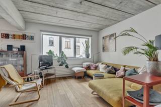 <p>Op een ideale locatie in de Pentagone van Brussel, vlak bij het historische centrum, op de 2e verdieping van een karakteristiek gebouw, bieden wij u deze uitzonderlijke loft van 165 m². Het biedt: een inkomhal met vestiaire, een grote, lichtrijke woonkamer, een eetkamer en een open keuken met eethoek, 3 grote slaapkamers (19 m², 16 m² en 16 m²), een badkamer met douche en bad, een apart toilet en een wasruimte. Kelder. Parkeerplaats: 25.000 €. EPC D+. Dit appartement zal u bekoren door zijn industriële architectuur, de kwaliteit van de materialen en de grote woonkamer. Een bezichtiging is een must!</p>