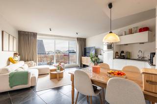 <strong>Centrum Hoogstraten : tof appartement met 1 slaapkamer, terras en autostaanplaats. Vlakbij de kerk van Hoogstraten, winkels, scholen, horeca en openbaar vervoer gelegen ! Geschikt voor eigen bewoning of als belegging voor verhuur !<br />INDELING :<br />Woonkamer : </strong>4,75 m x 5,35 m : tegelvloer, toegang tot terras.<br /><strong>Keuken : </strong>open keuken : aanbouwkeuken met ceramische kookplaat, dampkap, koelkast, combi-oven.<br /><strong>Terras : </strong>4,50 m x 1,50 m.<br /><strong>Slaapkamer : </strong>4,10 m x 3,10 m : tegelvloer, vaste kast.<br /><strong>Badkamer : </strong>met douche en wastafel.<br /><strong>Wasplaats/ cv ruimte : </strong>met Vaillant combi aardgas wandketel. Aansluitpunt voor wasmachine.<br /><strong>Toilet.<br />Autostaanplaats : </strong>op gelijkvloers : nr 3.