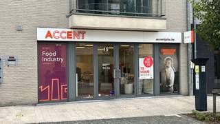 Bent u op zoek naar een commerciële locatie met een professionele uitstraling? Deze gelijkvloerse kantoorruimte van 85 m² met een brede gevel is uitstekend gelegen in de Lostraat te Aalter. Het pand is instapklaar en biedt diverse invulmogelijkheden (eventueel ook handelsbestemming, mits bestemmingswijziging).<br /><br />*Indeling: Lichtrijke kantoorruimte met eigen keuken en sanitair (wc).<br />*Afwerking: Duurzame tegelvloer, kwalitatief schrijnwerk met ventilatieroosters en centrale verwarming op aardgas.<br />*Nutsvoorzieningen:Aparte tellers voor water, gas en elektriciteit (volledig eigen verbruik).<br />*Buitenruimte: Toegang tot een gezellige gemeenschappelijke koer/patio (38 m²), gedeeld met de bovenliggende appartementen.<br />*Extra opslag:Bijhuren van bijkomende opbergruimte in de achtergelegen berging is bespreekbaar.<br /><br />*Beschikbaarheid / Ingang: Bespreekbaar (snel beschikbaar).<br />*Staat: Volledig instapklaar.<br />*Ligging: Uitstekende bereikbaarheid en visibiliteit.<br />*Huurwaarborg: 3 maanden huur.<br />*Onroerende voorheffing: € 100/maand (forfaitair).<br /><br />Interesse?<br />Aarzel niet om contact met ons op te nemen voor meer informatie of om een bezoek in te plannen voor dit bedrijfsvastgoed in Aalter!