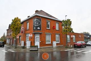 <br /><span><span><span><span><span><span><span><span><span><span>Ben je op zoek naar een uitstekende zakelijke kans? Dan is dit handelspand met garage op een strategische locatie perfect voor jou!</span></span></span></span></span></span></span></span></span></span><br /><span><span><span><span><span><span><span><span><span><span>Met een</span></span></span></span></span></span></span></span></span><strong> totaaloppervlakte van 226m²</strong><span><span><span><span><span><span><span><span><span> biedt dit pand een scala aan mogelijkheden voor <strong>diverse bedrijfsactiviteiten</strong>. Gelegen aan een<strong> l</strong></span></span></span></span></span></span></span></span></span><strong>evendige straat met voldoende parkeermogelijkheid</strong><span><span><span><span><span><span><span><span><span> voor de deur, is dit de ideale plek om je onderneming te vestigen.</span></span></span></span></span></span></span></span></span></span><br /><br />Beneden bij het handelspand behoort de keuken met alle aansluitingen en koelcel. <br /><br /><span>Boven het handelspand zijn er <strong>woonmogelijkheden</strong> met ruime woonkamer, geïnstalleerde badkamer en ruime slaapkamer.</span><br /><br /><span><span><span><span><span><span><span><span><span><span>De combinatie van het handelsgedeelte en de woongedeelte biedt een flexibele ruimte die aan verschillende behoeften kan voldoen.</span></span></span></span></span></span></span></span></span></span><br /><br /><span>Pluspunten: </span><br />- instapklaar<br />- ruim terras <br />- garage<br /><br />Heeft u interesse in meer informatie of een bezoek? Aarzel niet om contact op te nemen met Kimberly via 0470574605.<br /><br /> 