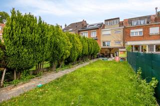 Deze verzorgde en goed onderhouden gezinswoning is gelegen in een rustige, residentiële straat in Strombeek-Bever en combineert ruimte, comfort en een uitstekende bereikbaarheid. Met een bewoonbare oppervlakte van ongeveer 180 m², een garage, private parkeerplaats en een aangename tuin van circa 231 m² vormt deze woning de ideale thuisbasis voor gezinnen of koppels die op zoek zijn naar een rustige woonomgeving vlak bij Brussel.<br /><br />De indeling van het huis ziet er als volgt uit:<br /><br />Gelijkvloers:<br />- Inkomhal<br />- Gastentoilet<br />- Wasruimte/berging<br />- Buiten geniet u van een mooie tuin waar u in alle rust kunt ontspannen<br />- Een inpandige garage met praktische oprit voor extra parkeermogelijkheid<br /><br />Eerste verdieping:<br />- Ruime en lichtrijke leefruimte<br />- Eetkamer<br />- ingerichte keuken<br /><br />Tweede verdieping:<br />- 2 volwaardige slaapkamers (18,90m² en 9,60m²)<br />- Badkamer met bad, lavabo en toilet<br /><br />Derde verdieping:<br />- 2 zolderkamers (12,50m² en 9m²)<br /><br />De EPC-waarde is momenteel een F maar door het toevoegen van isolatie in het dak, kan deze waarde al snel gebracht worden naar een C. Meer info kan u terugvinden in het energetisch renovatierapport.<br /><br />Interesse? Neem contact op met onze makelaar Vicky en ze helpt u graag verder.<br /><br /><br /><br /><br />Dit pand is onderworpen aan de renovatieverplichting van de Vlaamse overheid voor residentiële gebouwen (behoudens bij sloop binnen 5 jaar na de aankoop). Consulteer voor meer informatie de website van het Vlaams Energie- en Klimaatagentschap via https://www.vlaanderen.be/een-woning-kopen/renovatieverplichting-voor-residentiele-gebouwen<br /><br />Bestuursmaatregelen in het maatregelenregister: in aanvraag