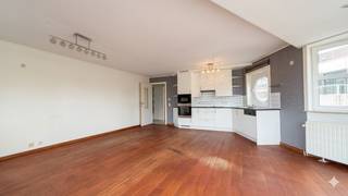 Ontdek dit lichtrijke appartement op de 2e verdieping van de moderne Residentie Pier Kloeffe. Het appartement beschikt over een ruime inkomhal en twee comfortabele slaapkamers.<br /><br />De grote woonkamer met open keuken vormt het hart van de woning, met aansluitend een hoekterras dat dankzij zijn ligging volop zon en privacy biedt. <br /><br />Verder is er een apart toilet en een praktische berging met aansluitingen voor wasmachine en droogkast.<br /><br />TROEVEN:
<ul>
<li>Energiezuinig EPC B </li>
<li>Centrale ligging</li>
<li>Gratis parkeermogelijkheid (Koningsplein)</li>
</ul>